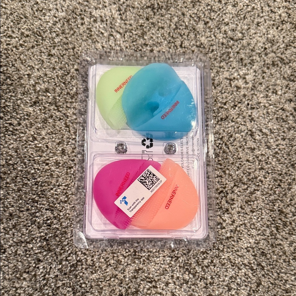 Colorful face wash with grip